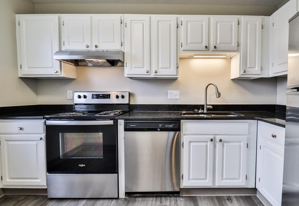 Primary Photo - Apple Glen Apartments