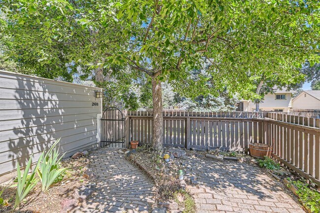 Building Photo - Cozy 2 BDR Furnished Townhome in Prime Lou...