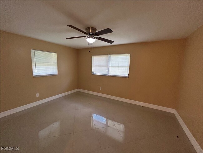Foto del edificio - 405 E Jasmine Rd