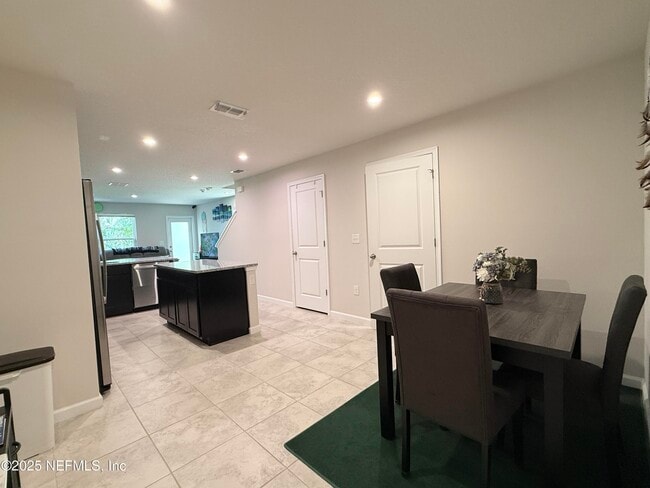 Foto del edificio - 5885 Creekside Crossing Dr