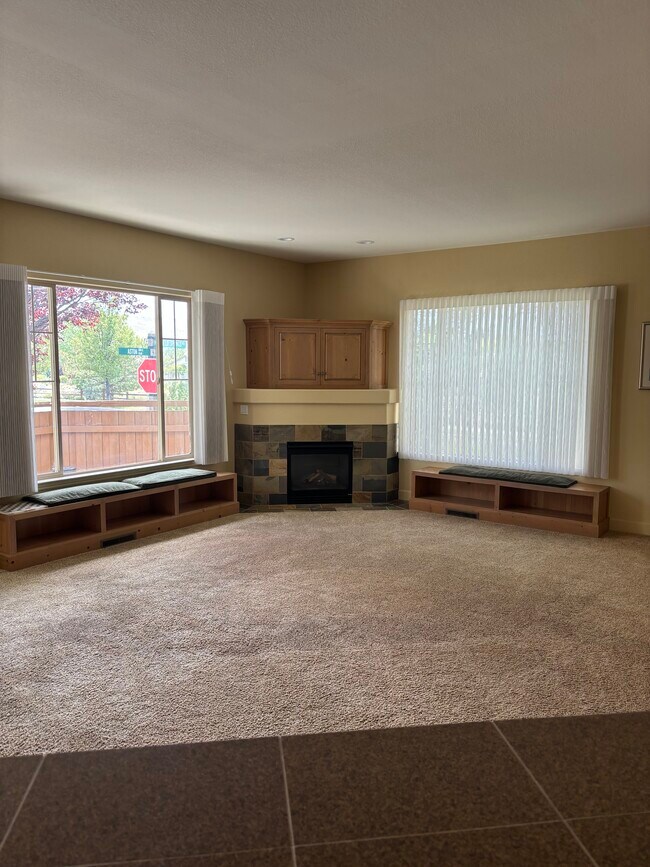 Building Photo - 6615 Aston Cir