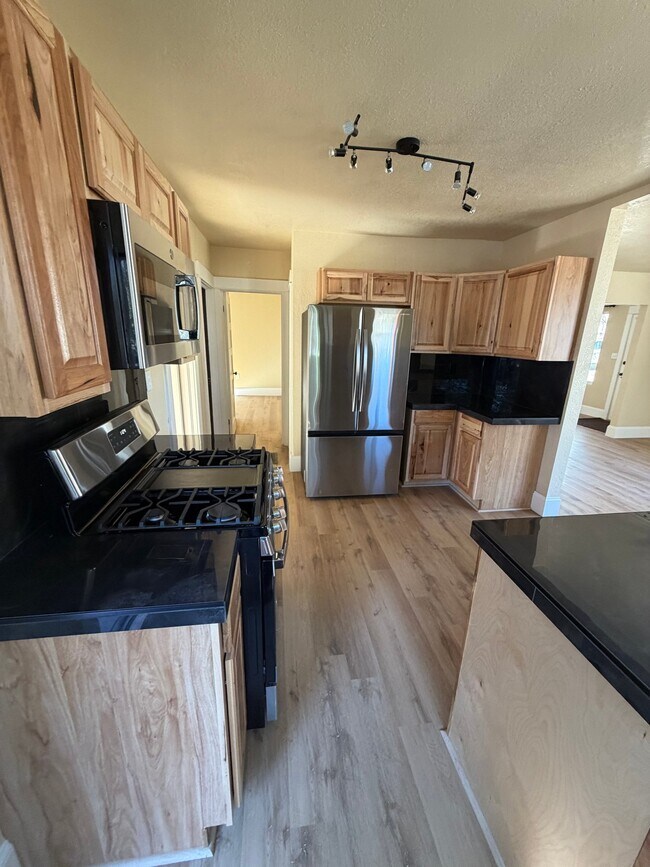 Foto del edificio - 703 Country Club Dr