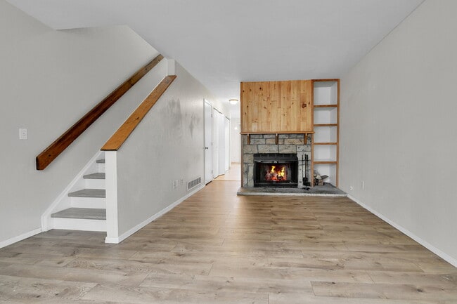 Foto del edificio - $1,775 - 2 Bed, 2.5 Bath End Unit in Auror...