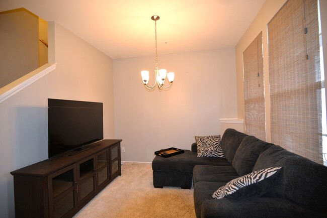 Building Photo - 1047 Livingstone Ln