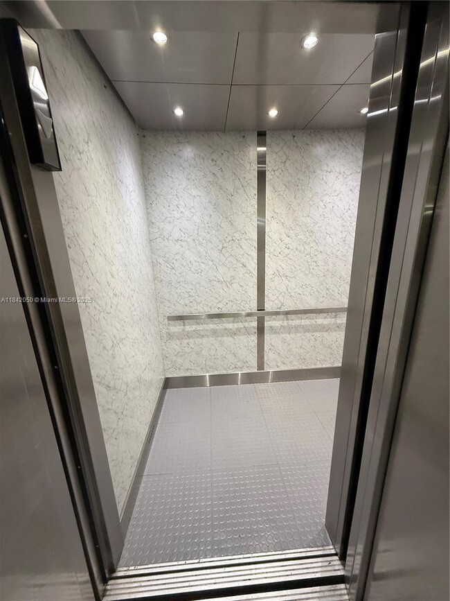 Building Photo - 16500 Golf Club Rd