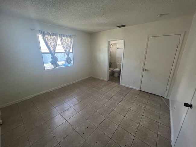 Foto del edificio - 1649 W 26th St
