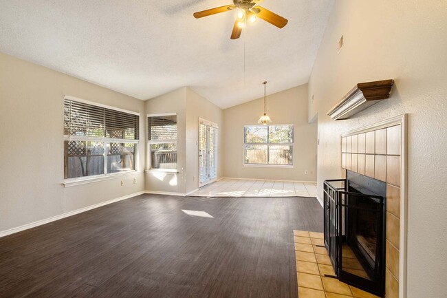 Building Photo - 3 Bedroom, 2 Bath, Single Story Home in Mi...