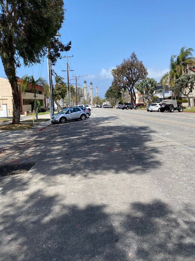 Amplio estacionamiento fuera de la calle - 405 N Broadway