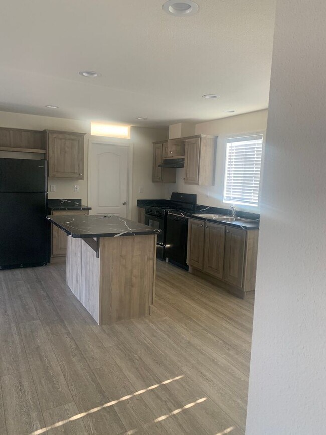 Foto del edificio - 665 Memorial Way