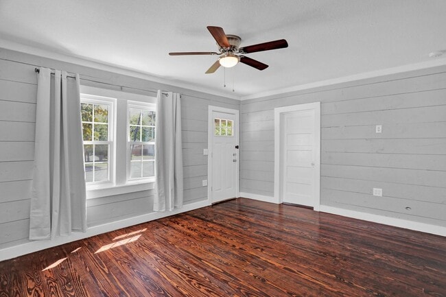 Building Photo - Cutest Cottage available Now in McKinney!