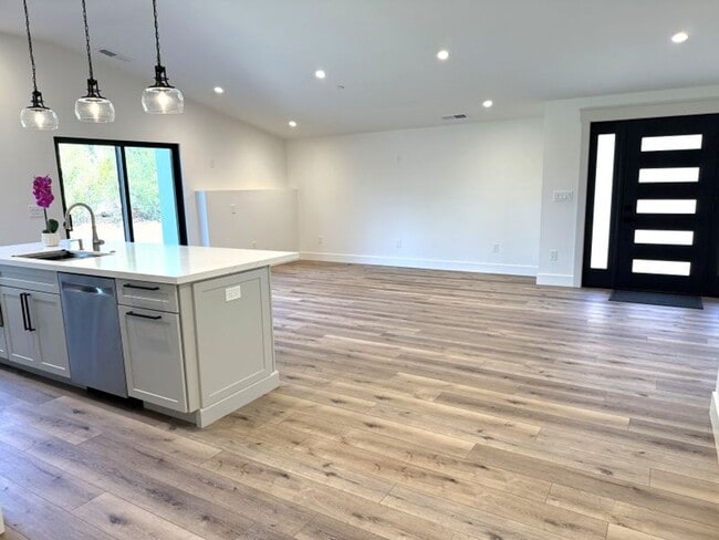 Foto del edificio - Beautifully Renovated, Pet Friendly Novato...
