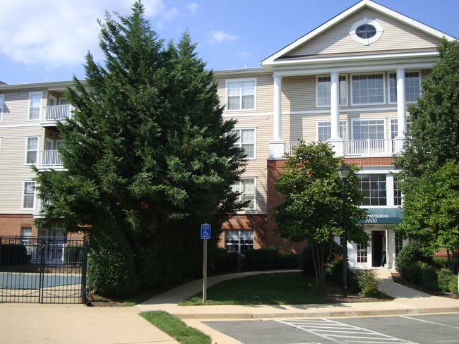 Entrada principal - 7000 Falls Reach Dr