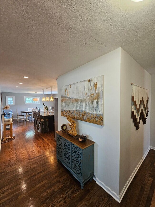 Building Photo - Charming Ranch-Style Home in Seven Hills, OH — Available Now