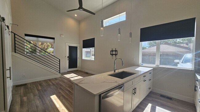 Building Photo - Modern Townhome with off street Parking in...