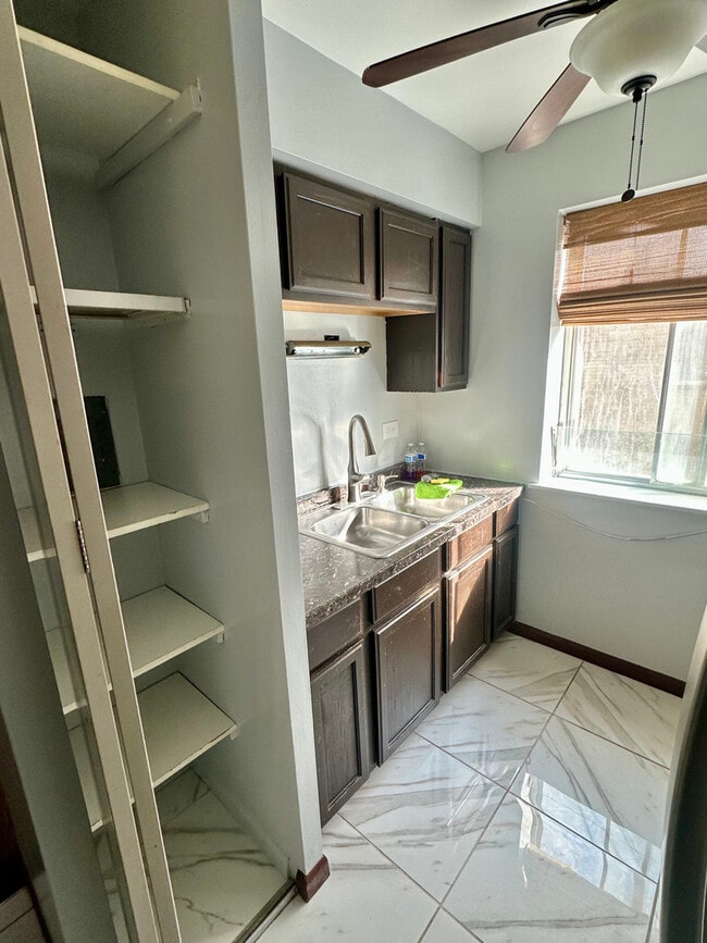 Foto del edificio - 7320 N Rogers Ave