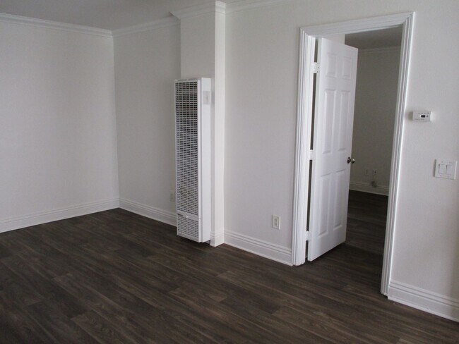 Building Photo - Beautiful 1 bedroom 1 bath 1st floor condo...