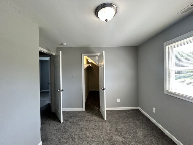 Foto del edificio - Baltimore - 4 Bedrooms and 2 baths Available!
