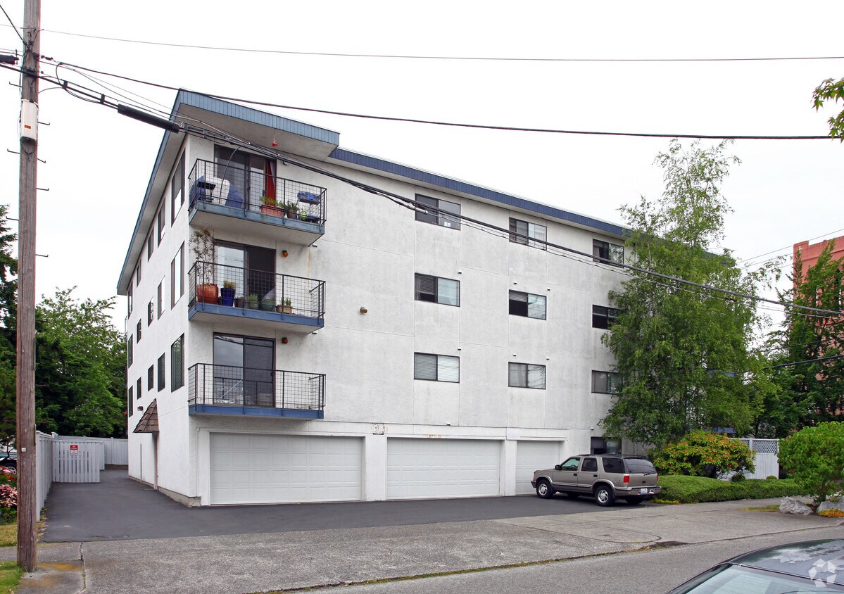 Primary Photo - Twin Birch Apartments