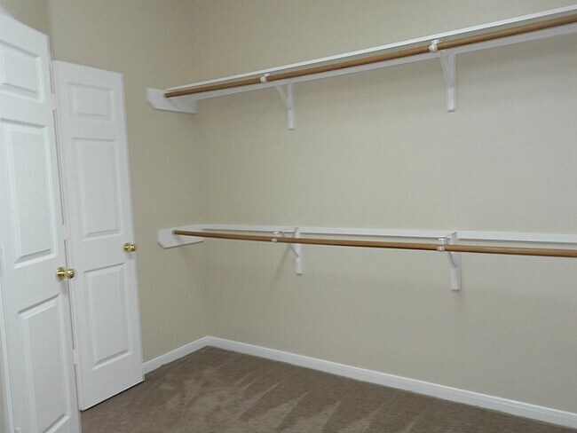 Foto del edificio - 15127 Brookwood Bridge Ln