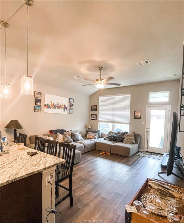 Building Photo - 2035 Theresa Dr