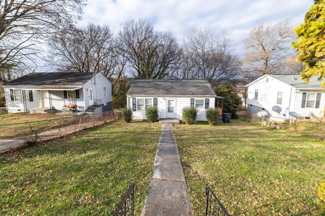 Building Photo - 3821 Selma Ave