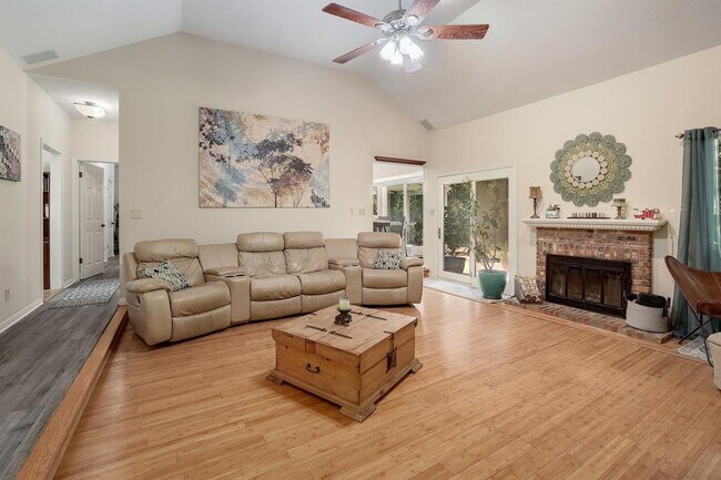 Building Photo - 1402 Creekview Dr