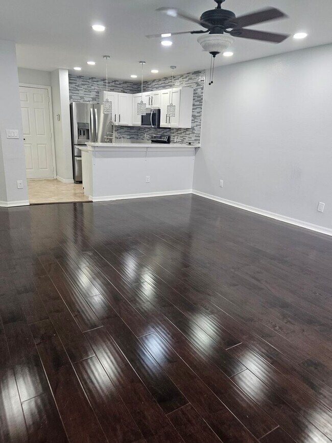 Foto del edificio - Stunning Fully Renovated Townhouse for rent in Land O' Lakes – Your Dream Home Awaits!