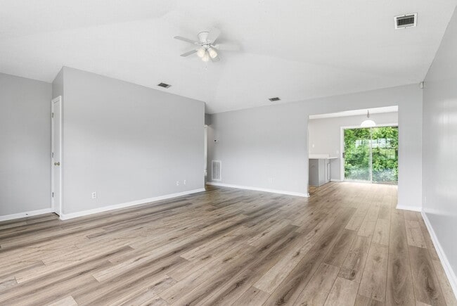 Building Photo - 3 BED | 2 BATH | NEWLY RENOVATED