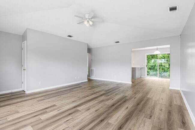 Foto del edificio - 3 BED | 2 BATH | NEWLY RENOVATED