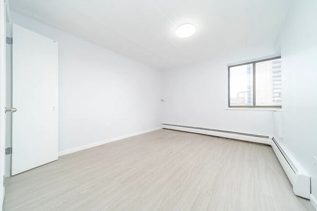 Foto del edificio - Sunny 1-Bed with Private Balcony, Doorman & Garage Parking in the Heart of Flushing