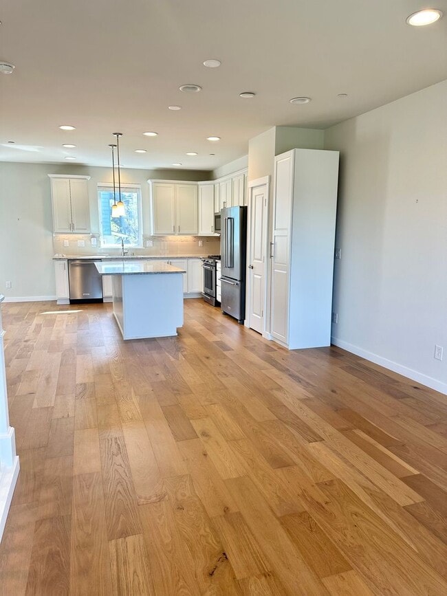 Building Photo - Modern 3-bed, 2.5-bath Townhome in Lake Forrest Park!