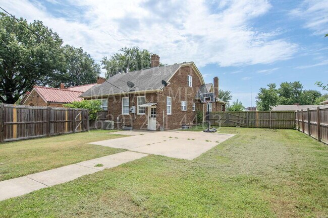 Foto del edificio - Spacious 4-Bedroom 2-Bathroom Home