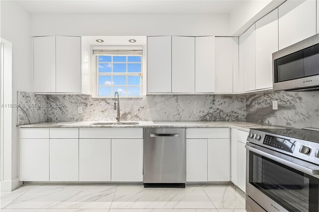 Building Photo - 345 Fairway Dr