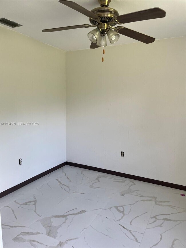 Foto del edificio - 19821 NE 13th Ct