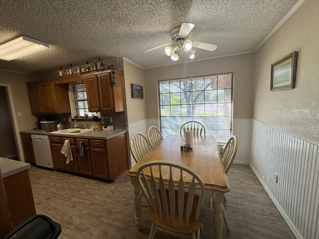 Foto del edificio - 3 bedroom 2 bath on corner lot!