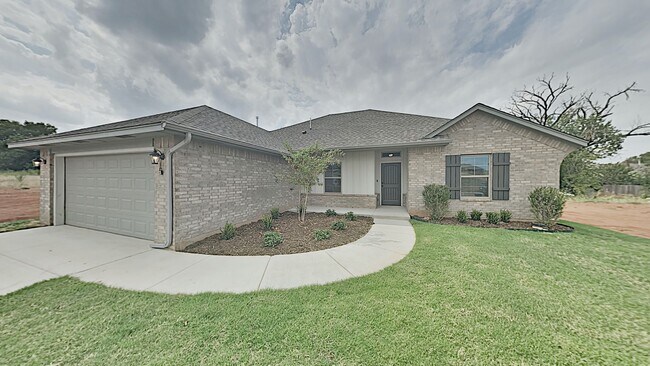 Building Photo - 4 Bedroom 2 Bath 2 Car Garage Home central...