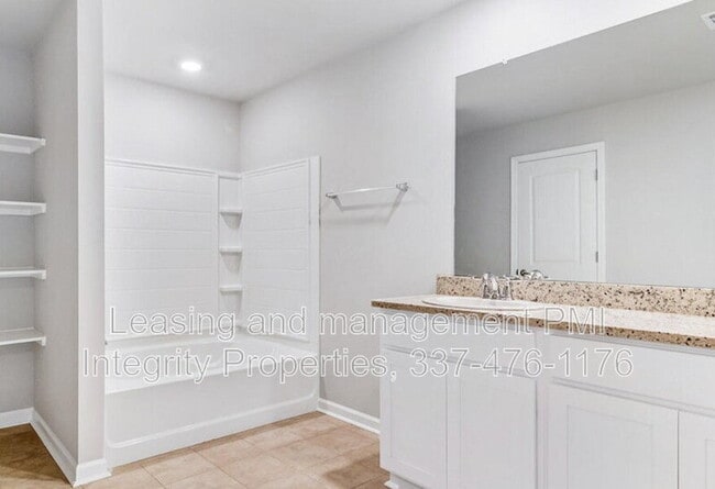 Foto del edificio - 136 Romain Picard Dr