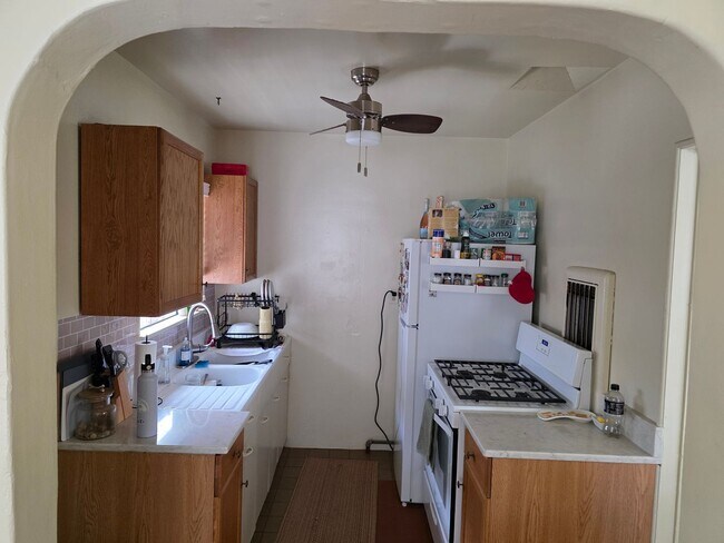 Building Photo - Cozy 1 bedroom cottage beach close with a yard, off street parking and a garage. Pets allowed