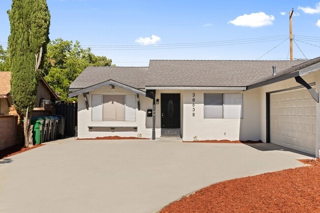Building Photo - 38638 Carolside Ave
