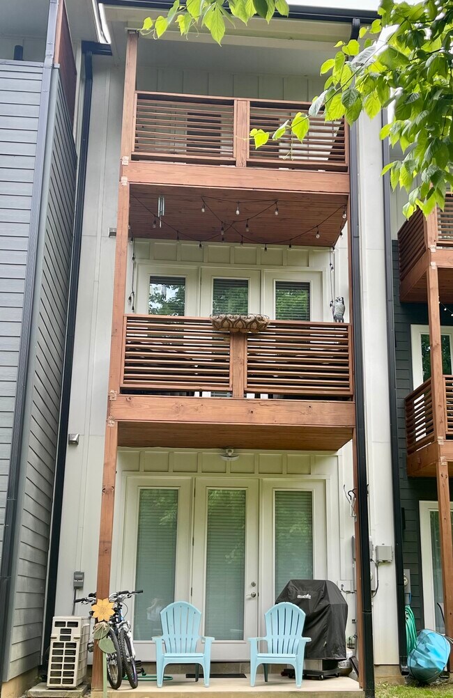 Decks on all 3 levels - 1437 Stockyard Pl