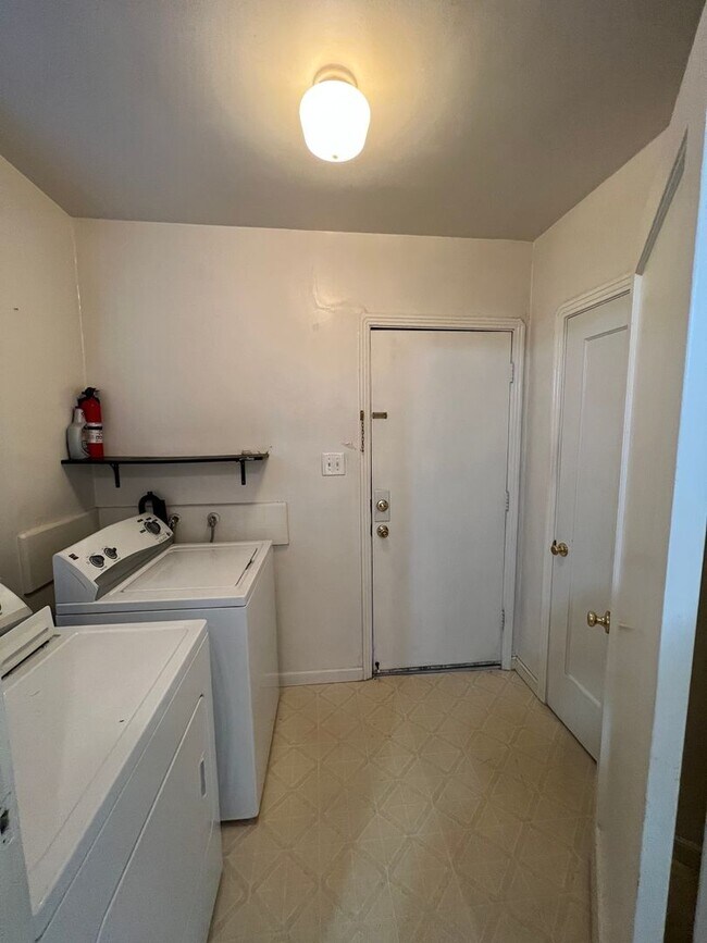 Building Photo - 734-736 McClatchy Way