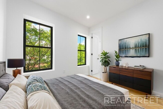 Foto del edificio - 3 Bed 3 Bath with W/D in unit!