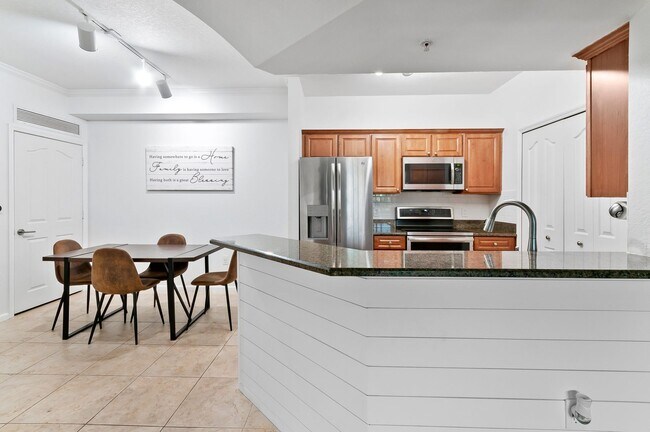 Foto del edificio - ANNUAL RENTAL AVAILABLE OCTOBER 1, 2024 IN...