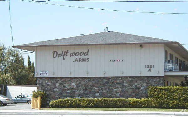 Madera flotante Arms - Driftwood Arms