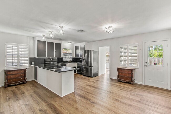 Foto del edificio - Eustis 2/2 w/ attached 1/1 In-law Suite.