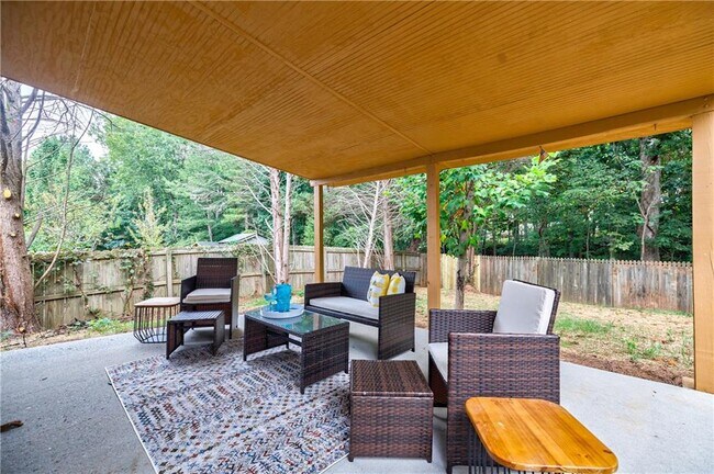 Foto del edificio - 5195 Hillcrest Glenn Dr