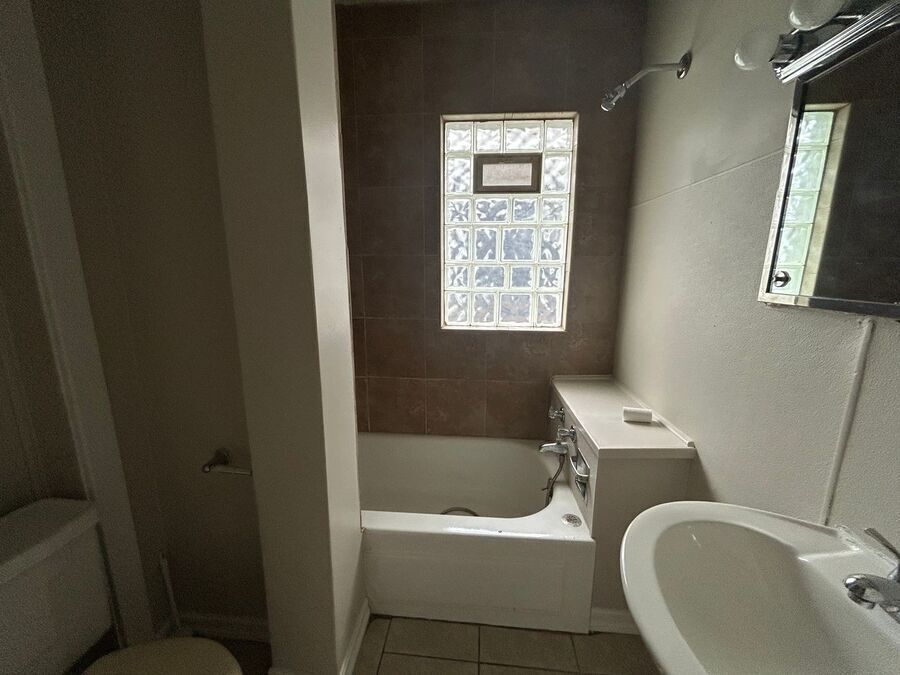 Foto principal - 463 W. George-