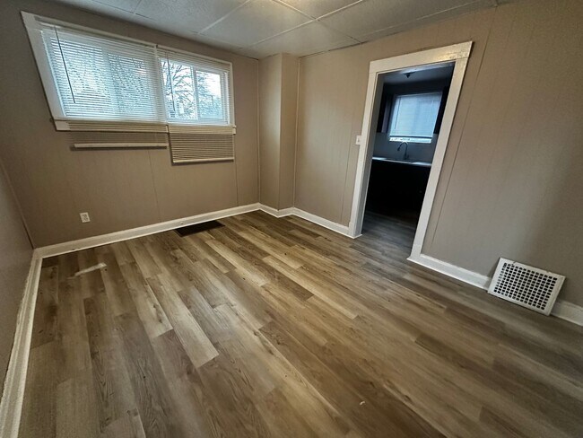 Foto del edificio - 3 Bedroom Home in Gary