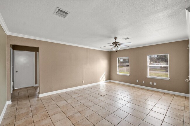 Foto del edificio - 6015 Ridgeway Dr