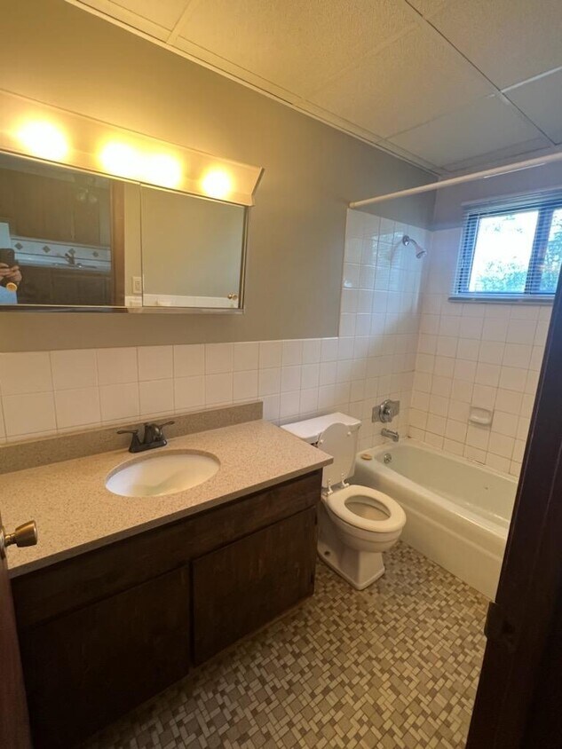 Building Photo - 224 1st Ave E